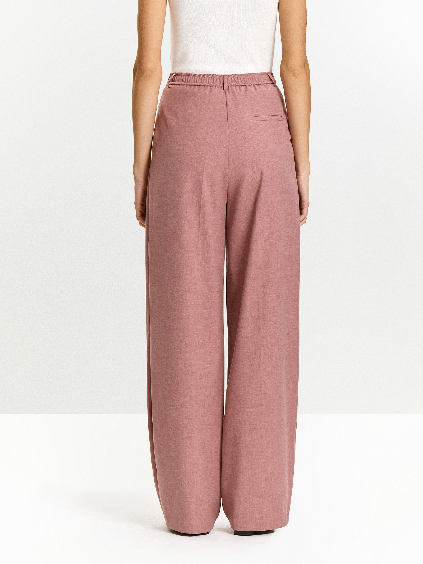 Брюки широкого кроя с защипами